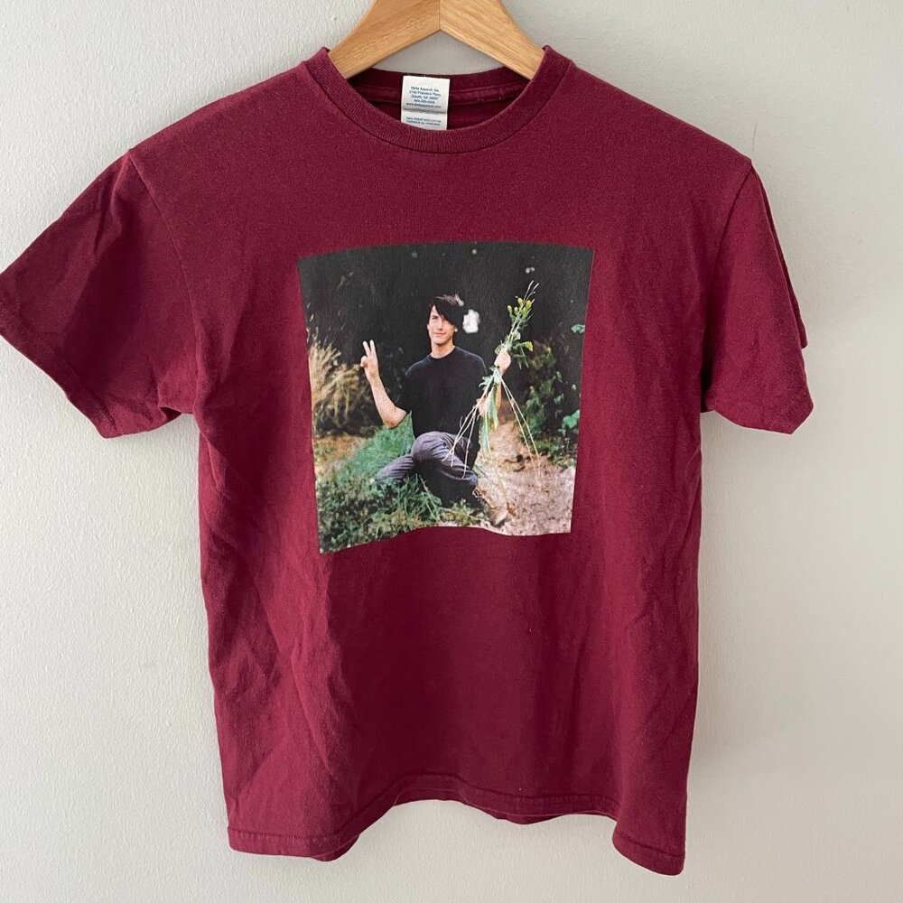 Keanu Reeves Holding Flowers - Homemade Unknown Tee Shirt Women's Size L
